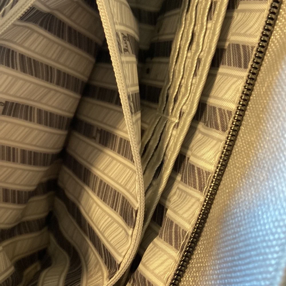 Lug Silver Quilted Shoulder Bag Crossbody Travel Lightweight Organizer - Picture 11 of 17